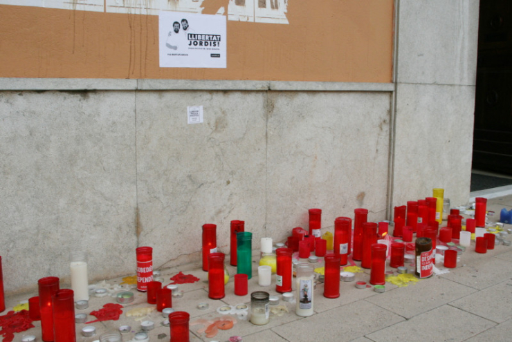 Espelmes dipositades per persones que reclament l'alliberament de Cuixart i Sànchez.