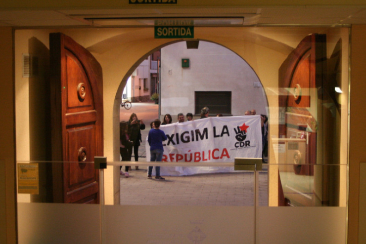 Concentració ciutadana a la plaça de la Vila simultània a la celebració del Ple ordinari del 26 d'octubre.
