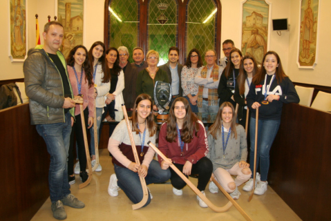 Les campiones d'Europa sub17 d'hoquei patins femení, de l'HC Palau de Plegamans, a l'Ajuntament de la vila.