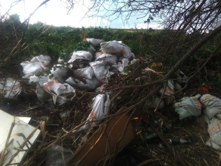 Residus a la riera de Caldes abans de la neteja.