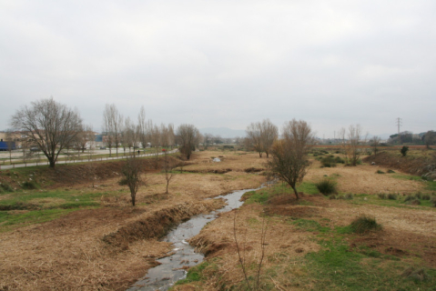 Vista sud de la riera de Caldes des del pont de Can Cladellas.