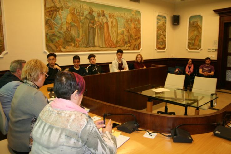 Alumnes de Gestió Administrativa de l'Institut Ramon Casas visiten l'Ajuntament.