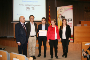 Marc Sanabria, tinent d'Alcaldia i regidor de Comunicació, recull el Segell Infoparticipa de 2017 en nom de l'Ajuntament de Palau-solità i Plegamans.