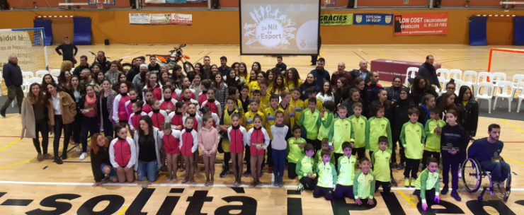 Foto de grup dels i les esportistes guardonats a la Nit de l'Esport