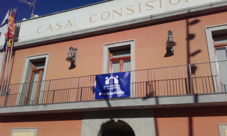 Pancarta penjada al balcó de l'Ajuntament