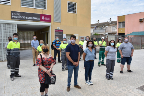 Foto de grup de les persones que s'incorporen a treballar a l'Ajuntament, amb l'alcalde