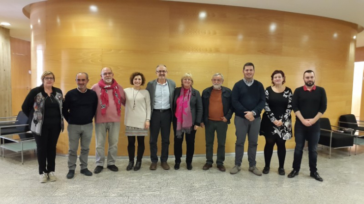 Alcaldes i alcaldesses i regidors i regidores després de la signatura de l'acord