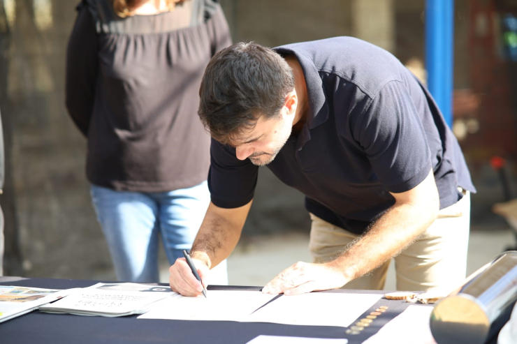 L'Alcalde, signant l'acte de col·locació de la primera pedra