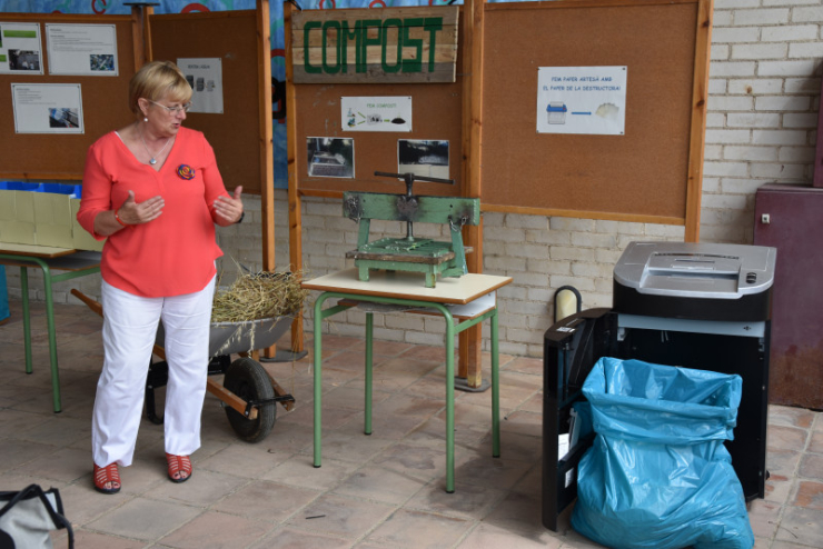 L'alcaldessa, Teresa Padrós, adreçant-se als alumnes