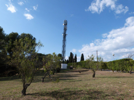 Una de les estacions de telefonia mòbil del municipi