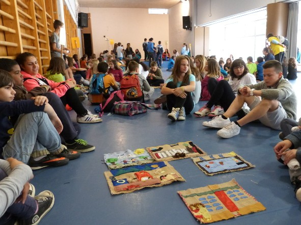 Trobada dels alumnes que han elaborat les arpilleres celebrada a l'Escola Can Cladellas.