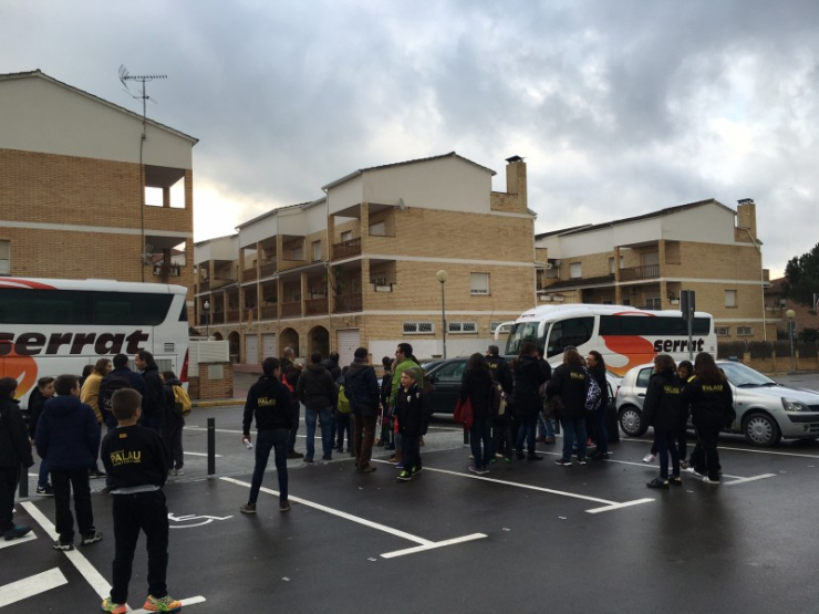 L'afició groc-i-negra, a punt de pujar als autocars per anar a la semifinal de l'Eurolliga.
