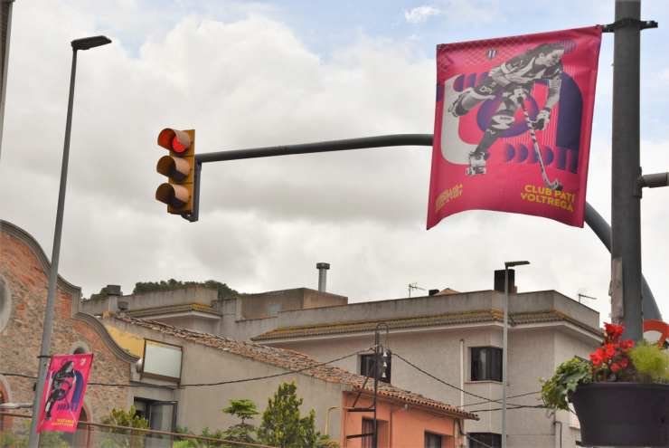 Cartells de la Final a vuit penjats a l'avinguda Catalunya
