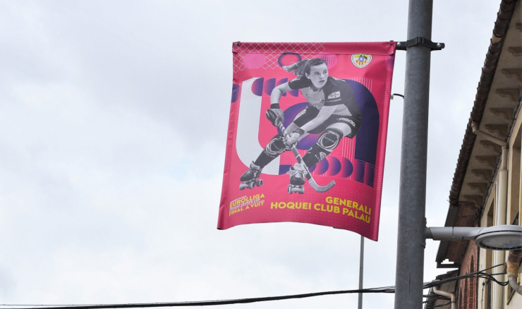 Cartells de la final a vuit penjats a l'avinguda Catalunya