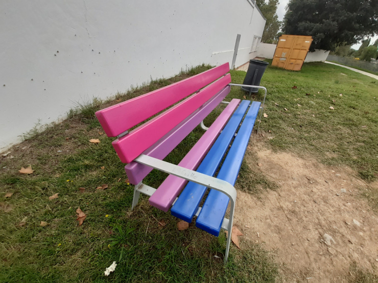 Banc pintat amb els colors bandera bisexual
