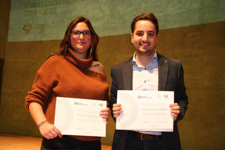 Els regidors Marc Sanabria i Luisa Fernández amb les distincions de Bones Pràctiques