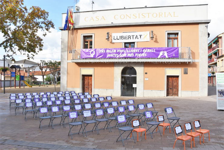 25N. Performance 'Cadires Buides' a la Plaça de la Vila per visibilitzar a totes les dones i nens i nenes assassinades durant aquest 2021