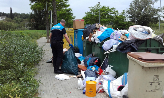 Campanya policial contra l'incivisme en la recollida selectiva