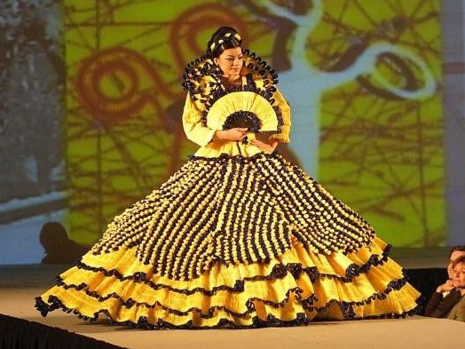 Concurs de vestits de paper de Mollerussa. Imatge extreta de www.araponent.cat.