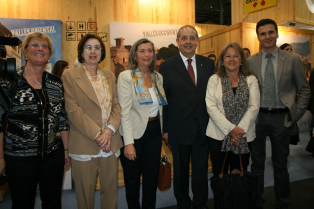 Teresa Padrós, amb altres membres de la delegació vallesana i del Consorci Turisme, junt amb el conseller Felip Puig