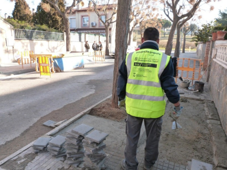 Els peons i oficials d'obra estan arreglant voreres en mal estat