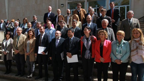 Imatge publicada al web de la UAB amb l'Alcaldessa Teresa Padrós i altres signants de la Declaració.