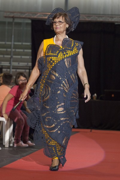 Desfilada de vestits de paper. Imatge presa per Miquel Monfort per encàrrec de l'Ajuntament.