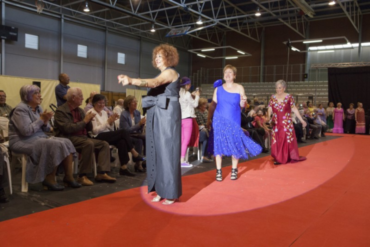 Desfilada de vestits de paper. Imatge presa per Miquel Monfort per encàrrec de l'Ajuntament.