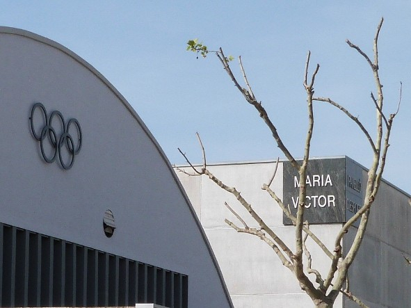 Detall de les façanes de les dues naus del Pavelló Municipal d'Esports Maria Víctor.