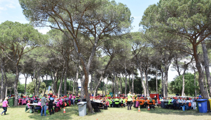 El parc de l'Hostal del Fum es va omplir per fer el dinar de germanor