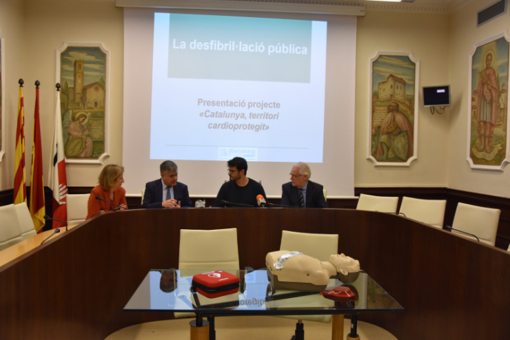 Acte cessió desfibril·ladors a les farmàcies de la vila.