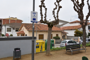 Cartell del Wifi4EU a la plaça de la vila