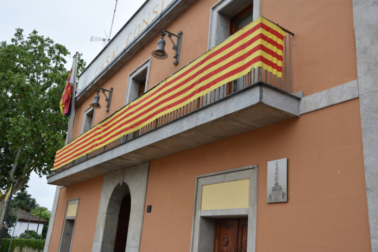 La placa commemorativa a la façana de l'Ajuntament