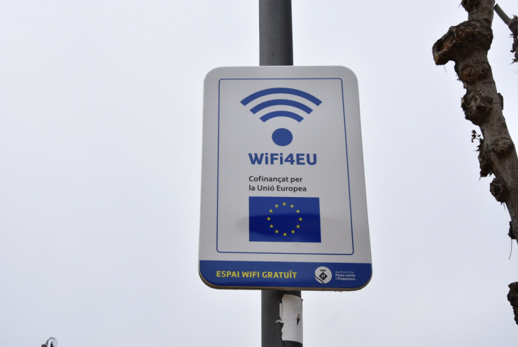 Cartell del Wifi4EU a la plaça de la vila