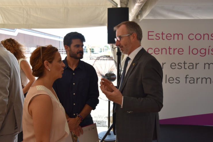 L'alcalde i la regidora amb Vicenç Calduch, president de Fedefarma