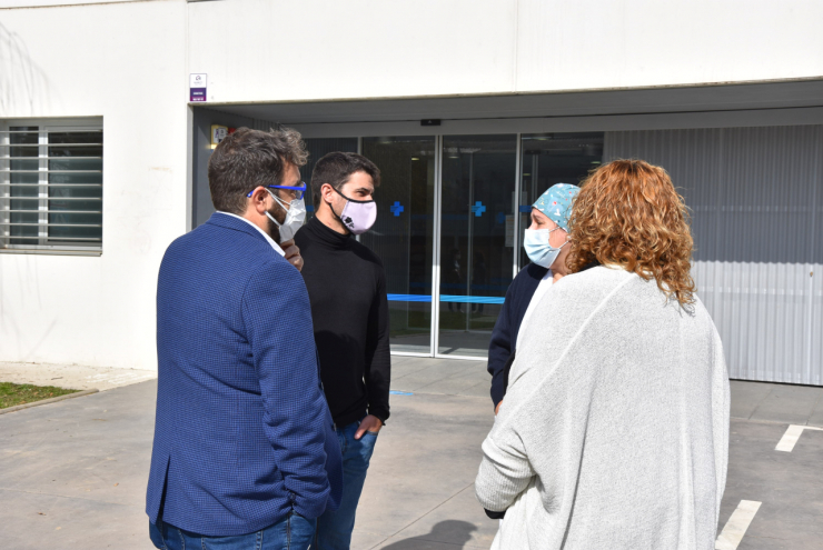 El delegat del Govern Juli Fernàndez acompanyat de l'alcalde Oriol Lozano, les regidores Eva Soler i Laura Navarro i una treballadora del CAP Palau