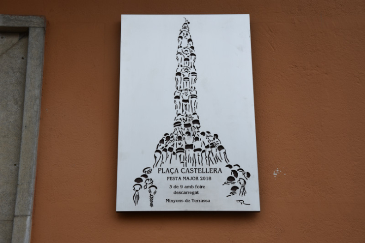 Placa commemorativa al 3 de 9 amb folre dels Minyons de Terrassa