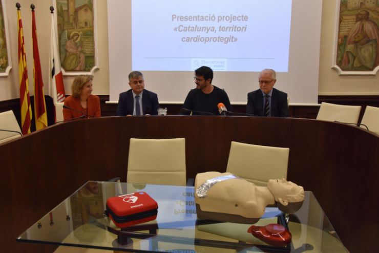 Acte cessió desfibril·ladors a les farmàcies de la vila.