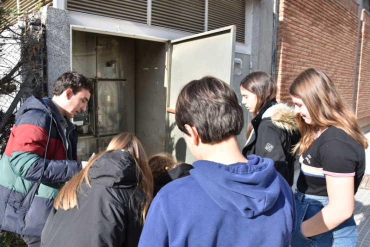 A l’Escola Marinada els alumnes de la Comissió Verda col·laboren en la lectura de comptadors.