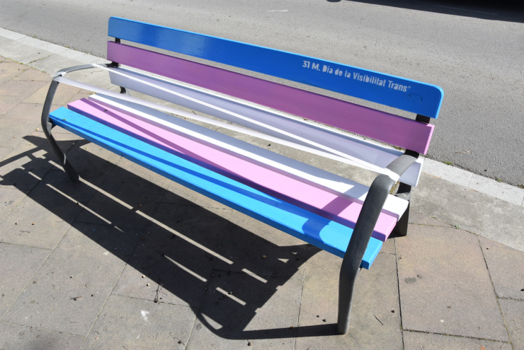 Banc a la rambla de Mestre Pere Pou