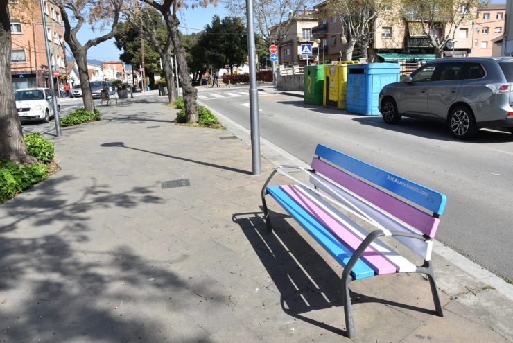 Banc a la rambla de Mestre Pere Pou