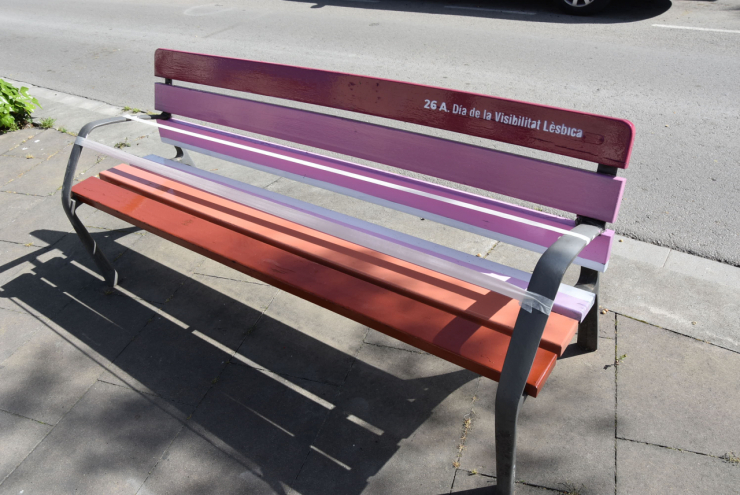 Banc pintat a la ramba del Mestre Pere Pou