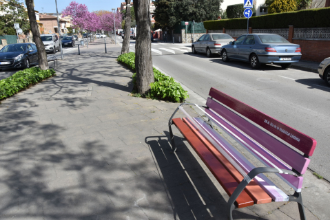 Banc pintat a la ramba del Mestre Pere Pou