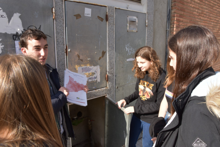 A l’Escola Marinada els alumnes de la Comissió Verda col·laboren en la lectura de comptadors.