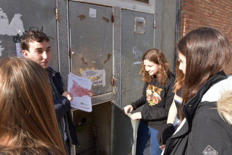 A l’Escola Marinada els alumnes de la Comissió Verda col·laboren en la lectura de comptadors.