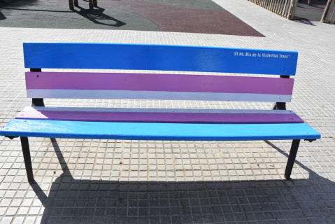 Banc a la plaça Ca l'Estruch.