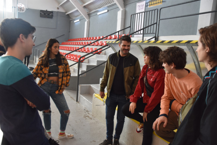 L'alcalde Oriol Lozano amb els actors i actrius de la sèrie.