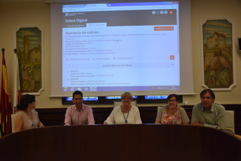 Mesa de contractació utilitzant el nou sistema electrònic