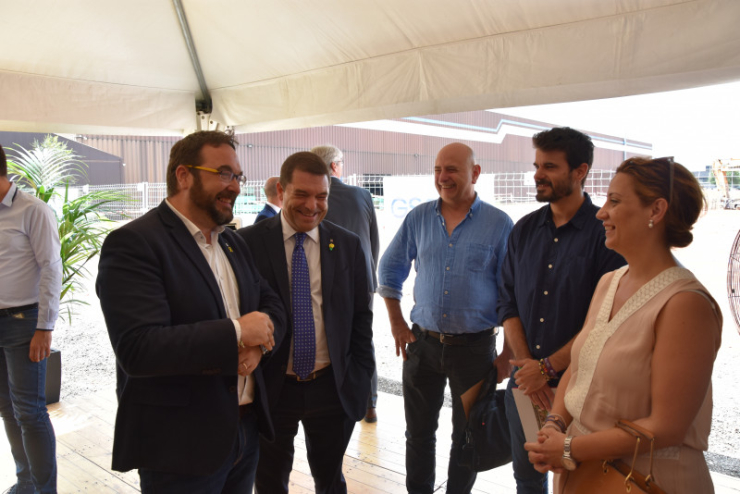 Arribada del delegat del Govern Juli Fernández i el sectretari d'empresa i competitivitat de la Generalitat.