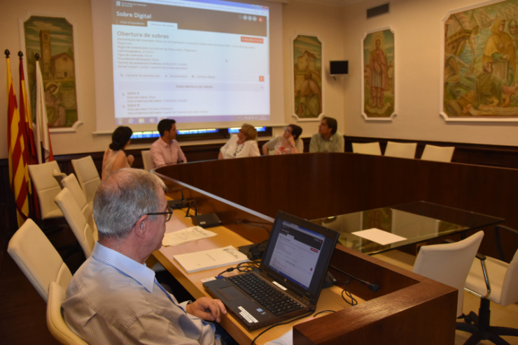 Mesa de contractació utilitzant el nou sistema electrònic